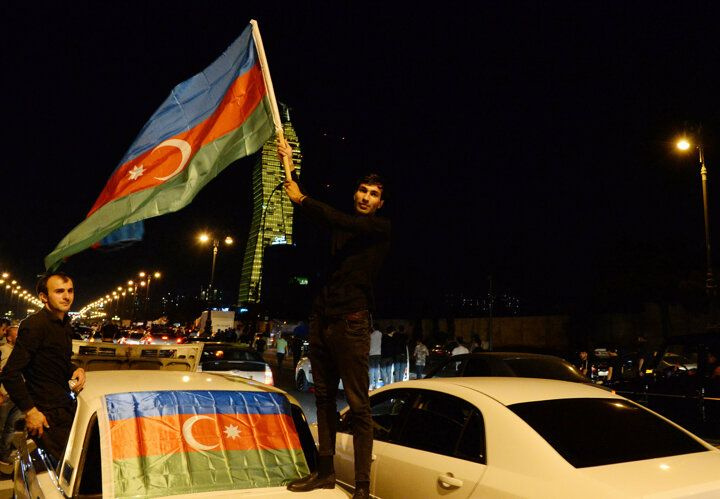 Azerbaycanlılar sokağa döküldü: Bize silah verin - Sayfa 13