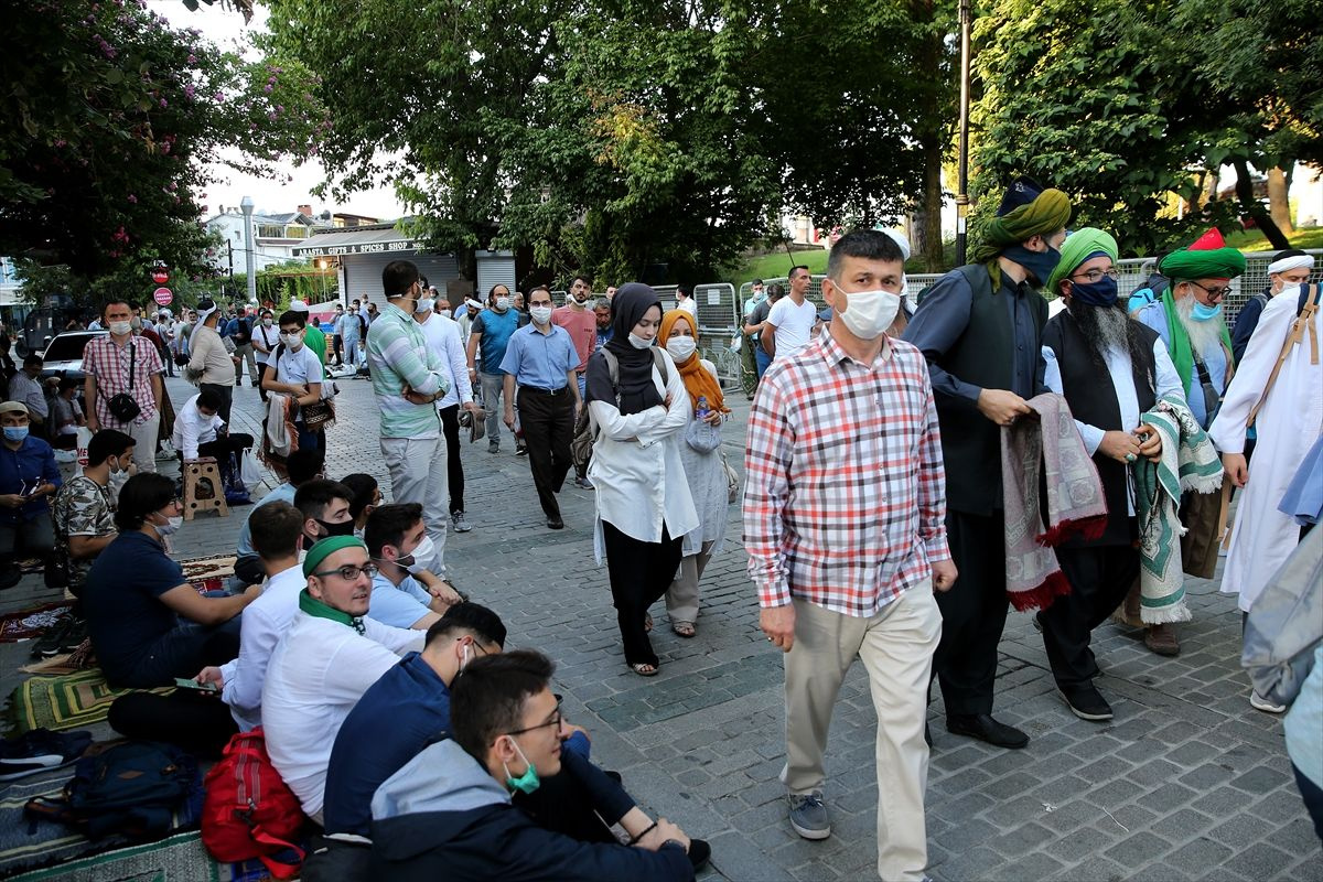 Vatandaşlar geceden akın akın Ayasofya'ya koştu - Sayfa 8