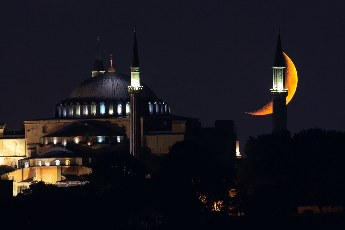 Hilal bu gece Ayasofya Camii için parladı - Sayfa 1