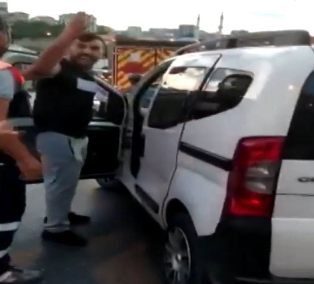 Trafik magandası kadın sürücüye korku dolu anlar yaşattı - Sayfa 1