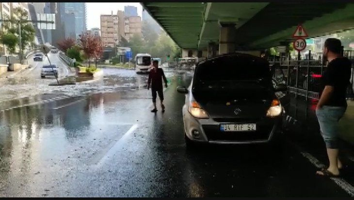 İstanbul'da sağanak yağış yolları göle döndürdü - Sayfa 1