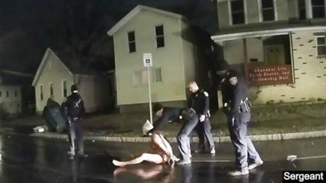 Amerikan polisinin siyahi genci poşetle boğduğu olayın görüntüleri ortaya çıktı