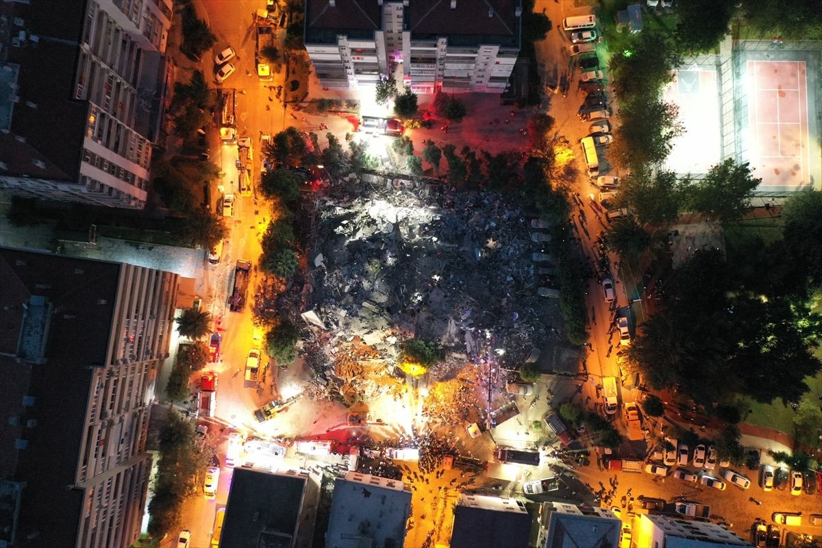 İzmir'de yıkılan binaların enkazından görüntüler - Sayfa 3