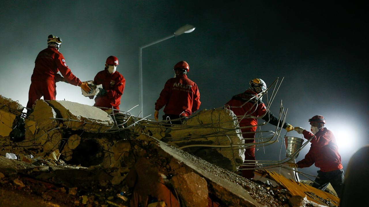 İzmir depreminde son durum ölü ve yaralı sayısı kaç oldu işte son rakamlar