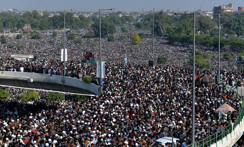 Yüzbinlerce insan salgın hiç yokmuş gibi - Sayfa 13