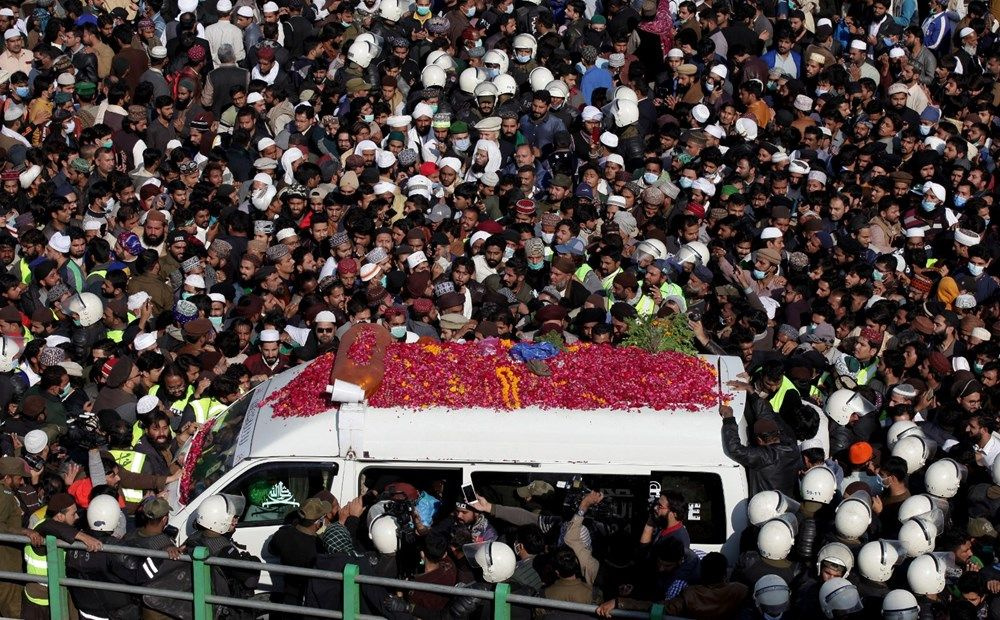 Yüzbinlerce insan salgın hiç yokmuş gibi - Sayfa 6