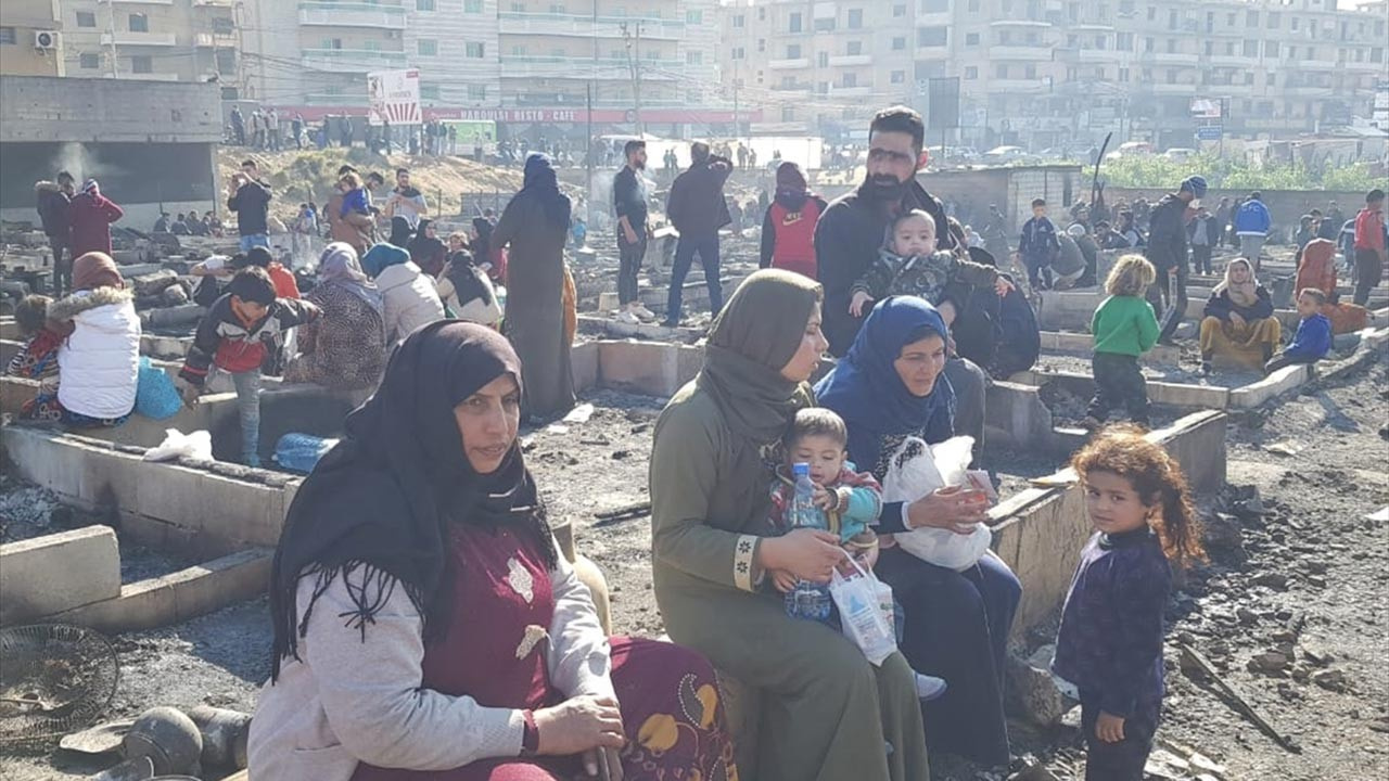 Çadırları yakılan Suriyeli aileler sokakta kaldı