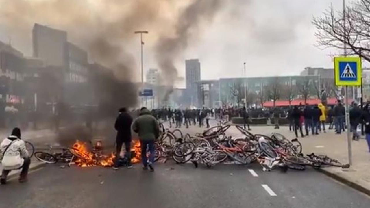 Hollanda'da sokakları savaş alanına döndü