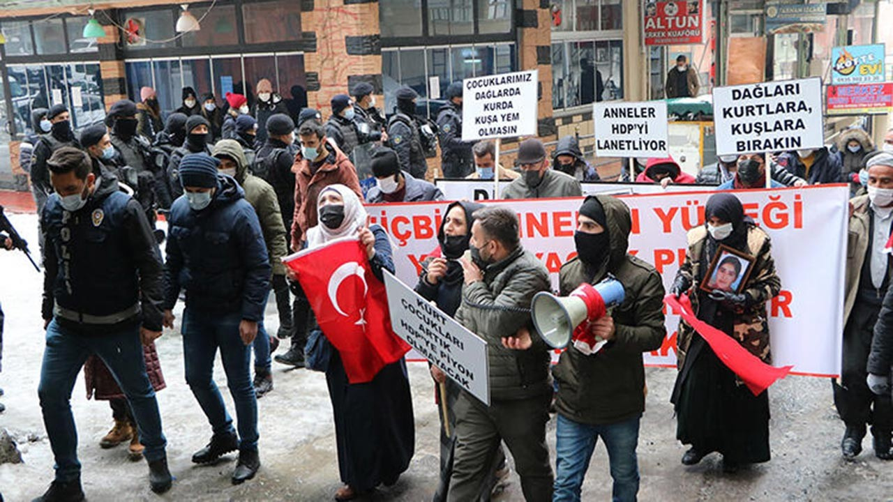 Hakkari'de HDP önünde eylem