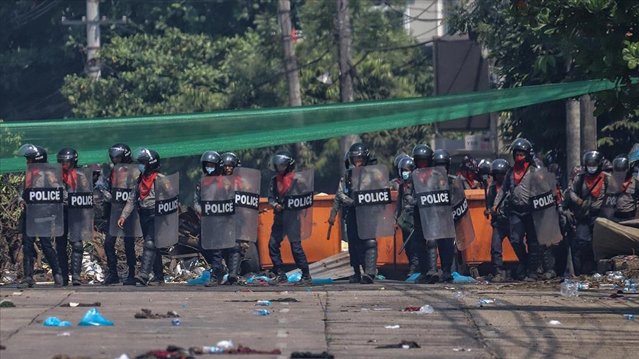 Myanmarlı polisler Hindistan'a kaçtı
