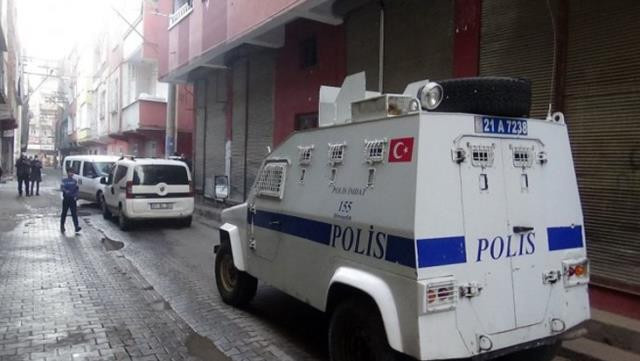 Diyarbakır son dakika rehine haberi: Saldırgan bir aileyi rehin aldı