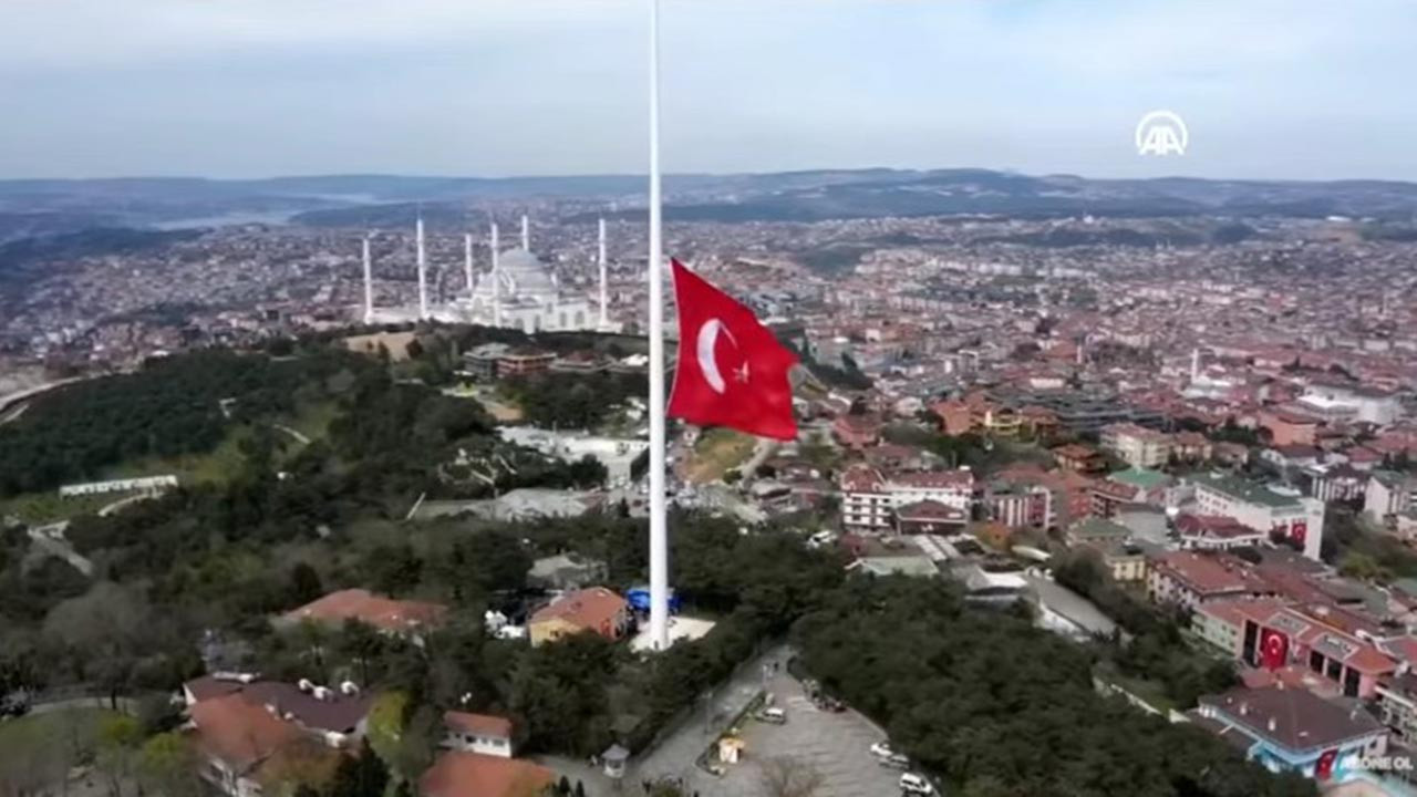 istanbul camlica ya sehrin her tarafindan gorulecek 1000 metrekare bayrak cekildi sonhaberler