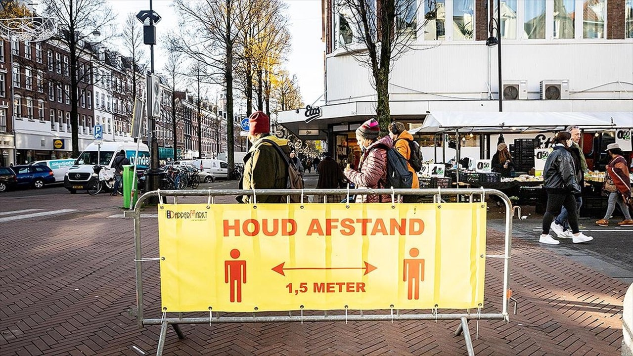 Hollanda'da 3 aylık sokağa çıkma yasağı kalktı