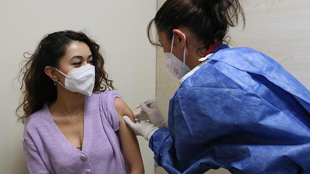 Özel hastanelerde covid aşısı ücretli mi