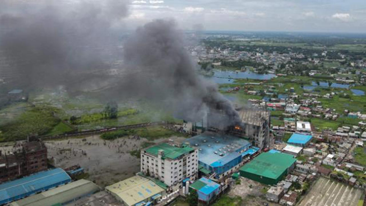 Bangladeş'te bir fabrikada çıkan yangında onlarca işçi öldü