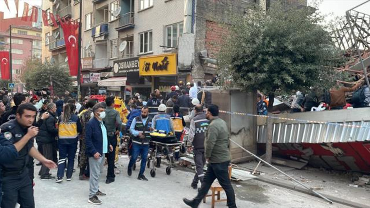 Malatya'da çöken binadan 11 yaralı çıkarıldı