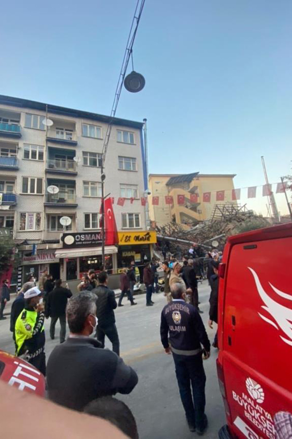 Malatya son dakika bina çöktü, çok sayıda kişi enkaz altında