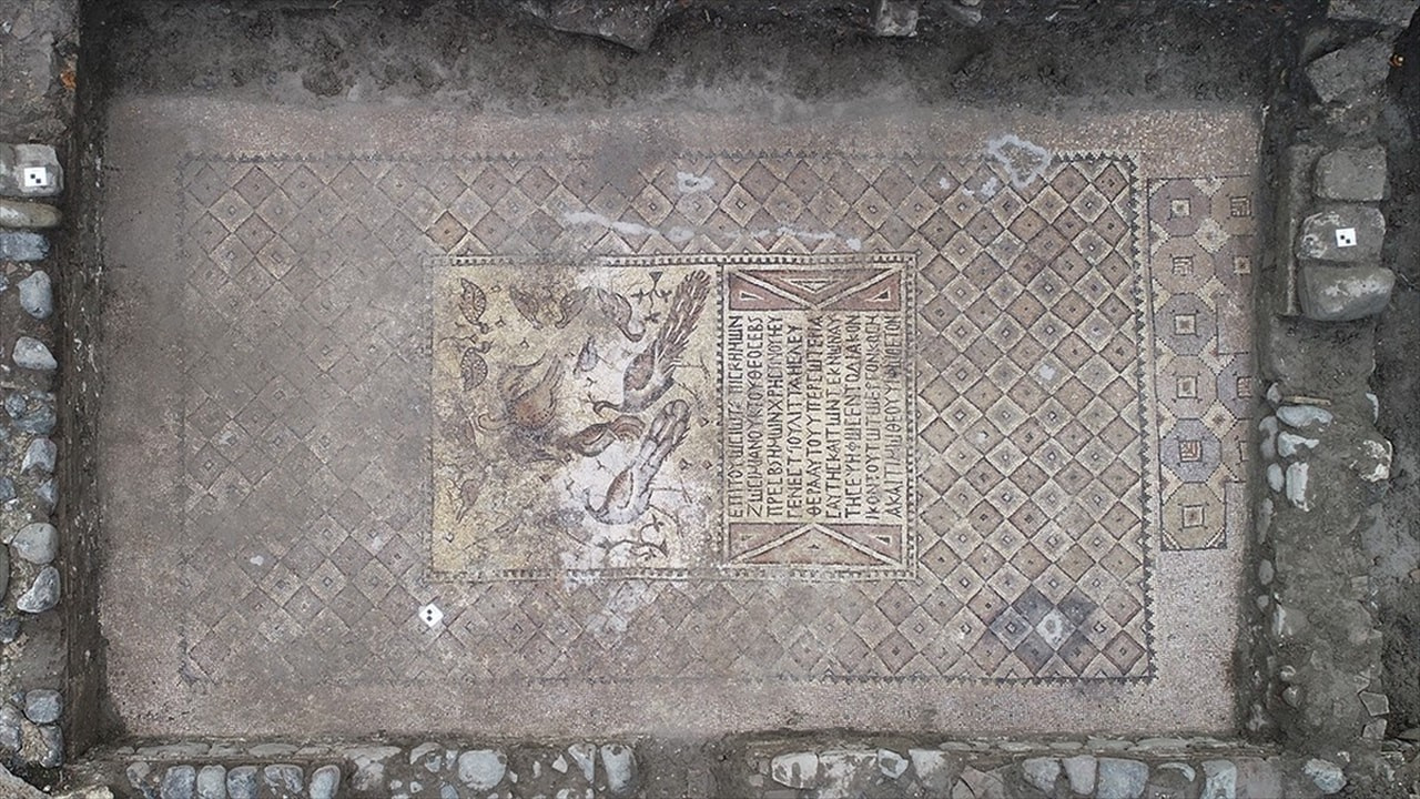 Kilise kazısında köle mozaiği bulundu