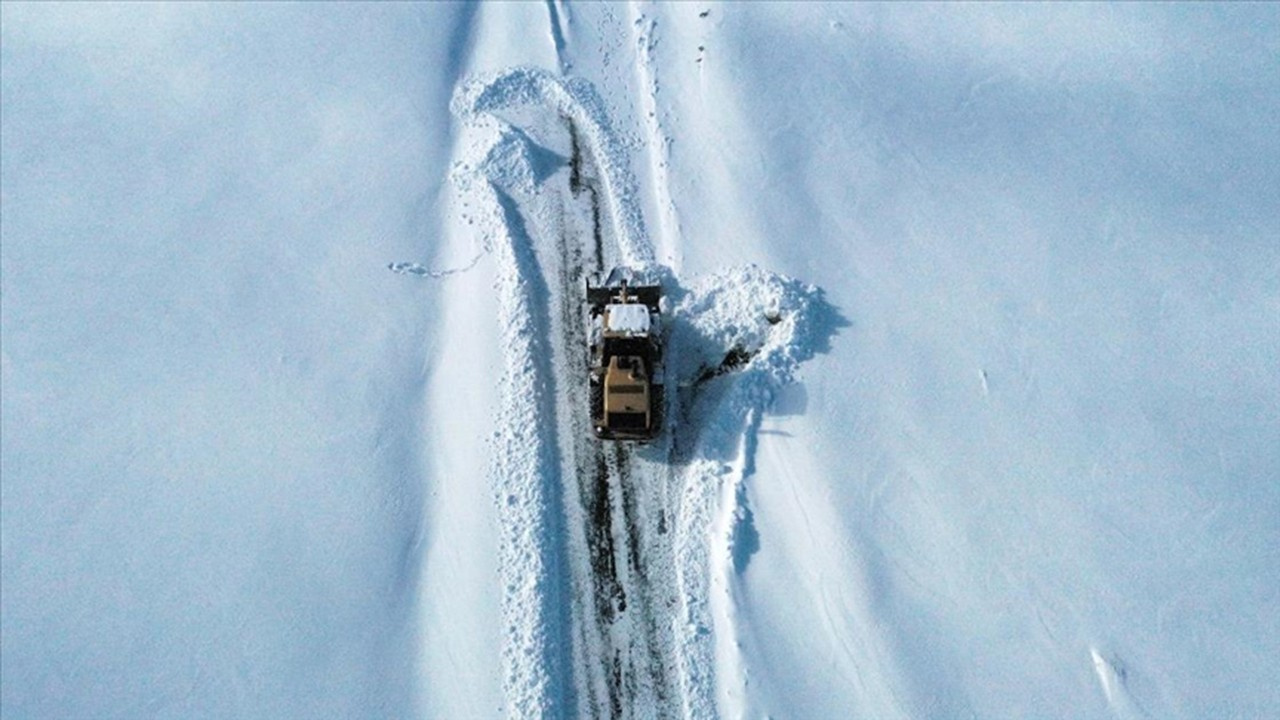 Yüzlerce köy yolu kar nedeniyle kapandı