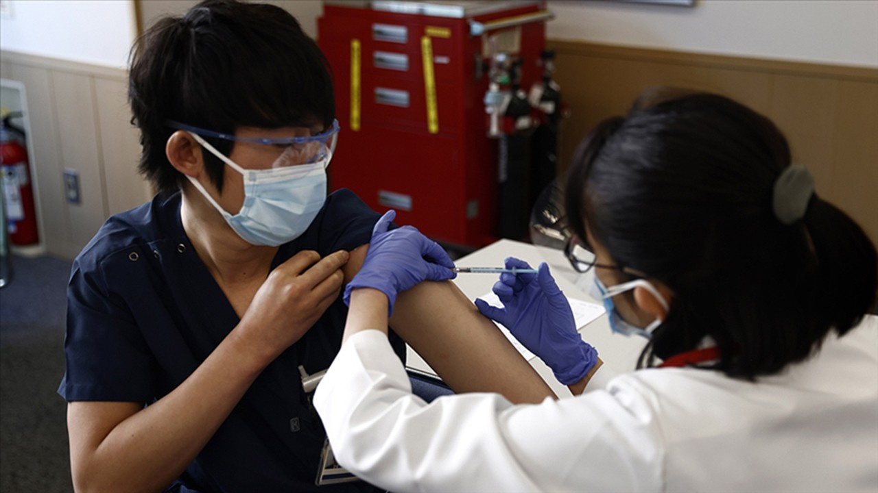 Japonya çocuklara da aşı yapmaya başladı
