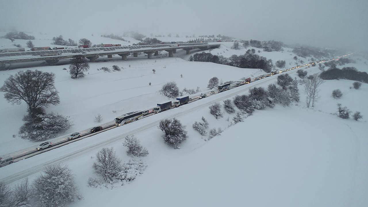 Son Dakika: İstanbul-Ankara yolu kar nedeniyle kapandı, açıldı mı?