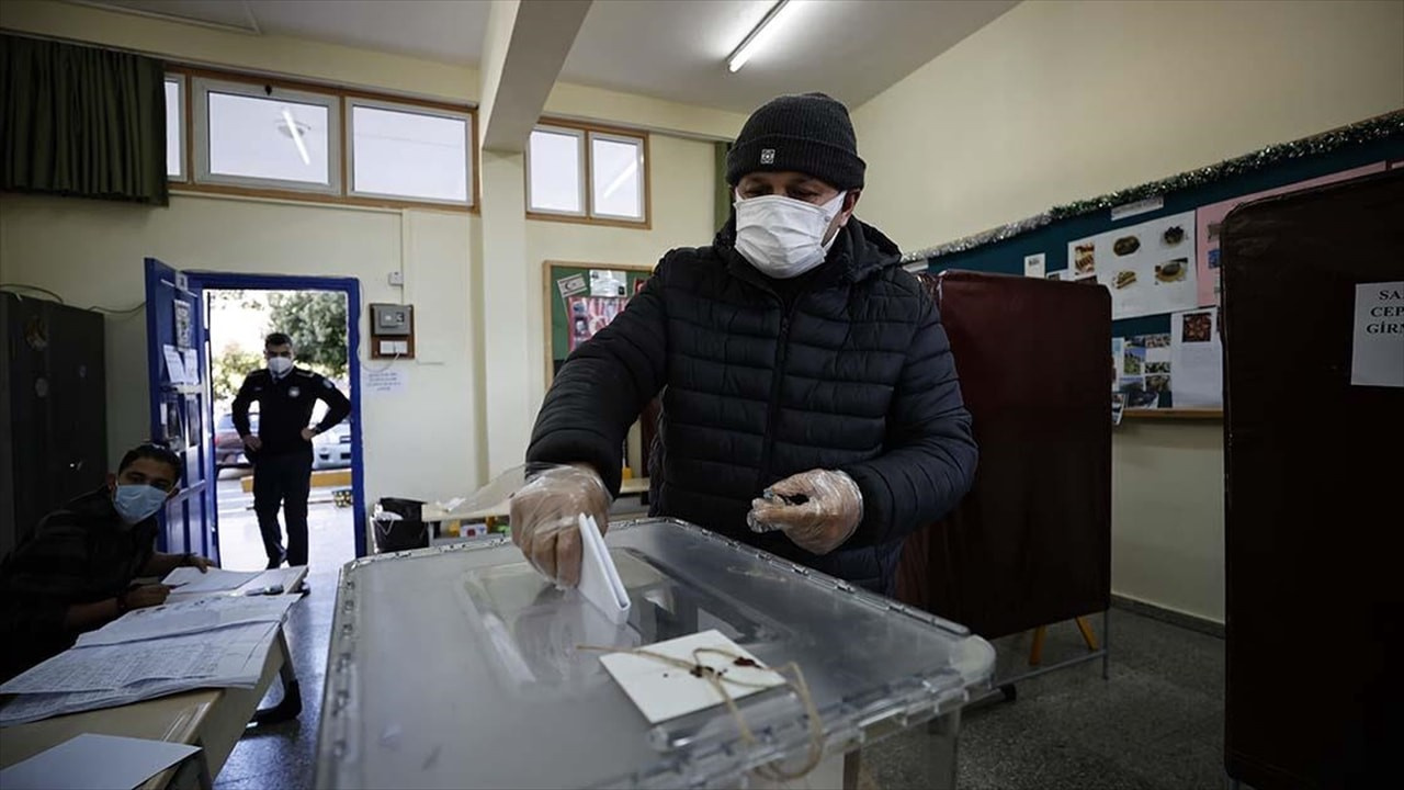 Kıbrıs'ta vatandaşlar oy kullanmaya başladı
