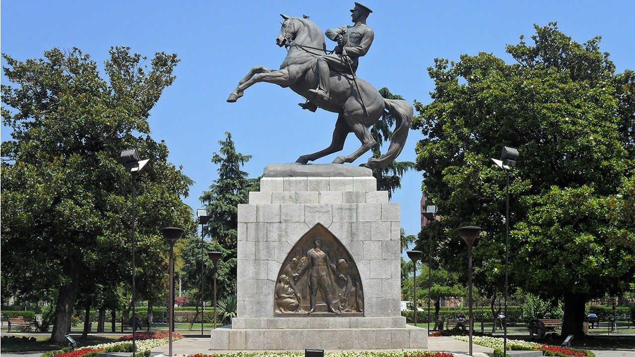 Samsun Atatürk heykelini kim yaptı?