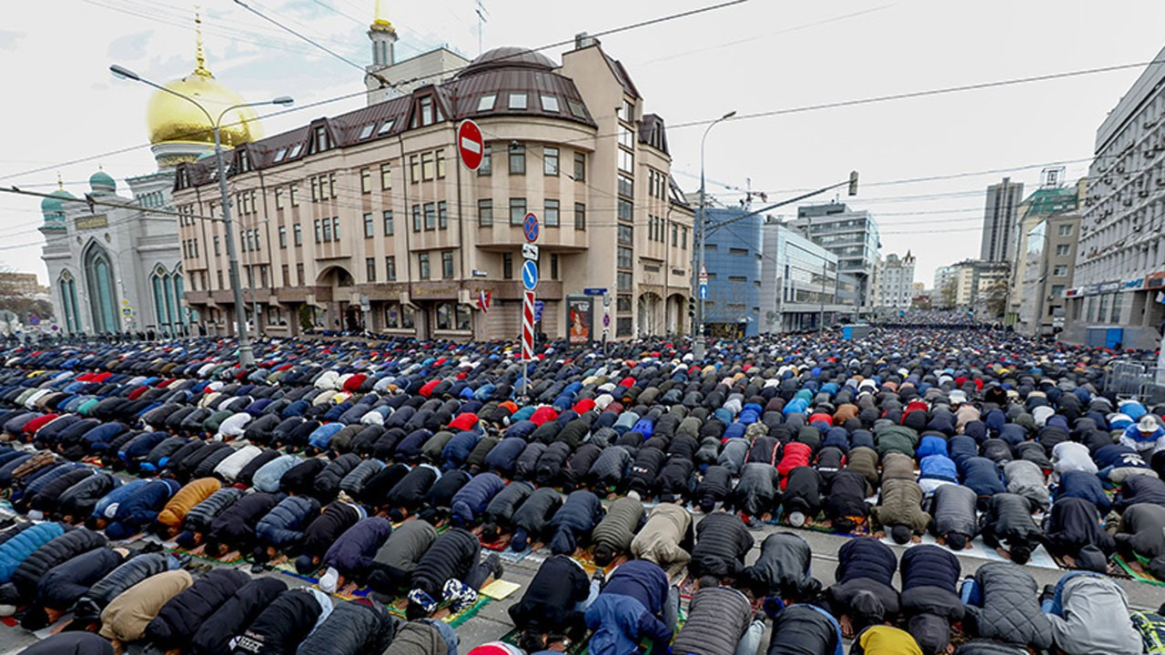 Rusya'da Müslümanlar camilere sığmadı