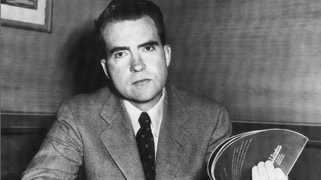 Nixon'ın, 1954 yılında hünez başkan yardımcısıyken kırdığı 165 yıllık tarihi eser hangisidir?