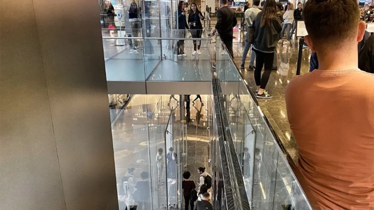 Apple mağazaları önünde iPhone kuyrukları uzuyor
