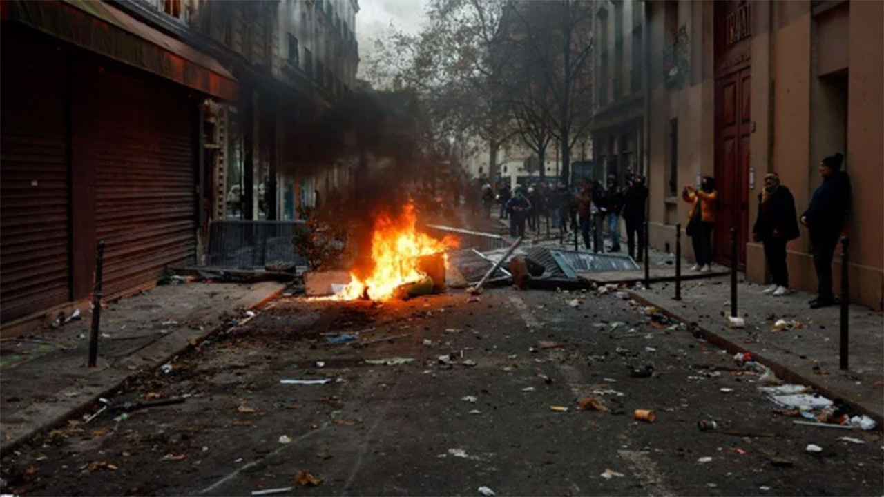 Paris'ten sonra Londra sokakları da karıştı