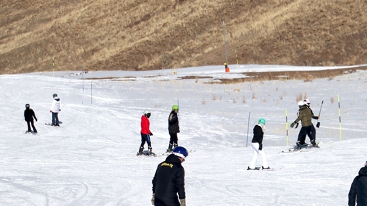 Kayak merkezlerinde kar yağmayınca suni kar yağdırıldı