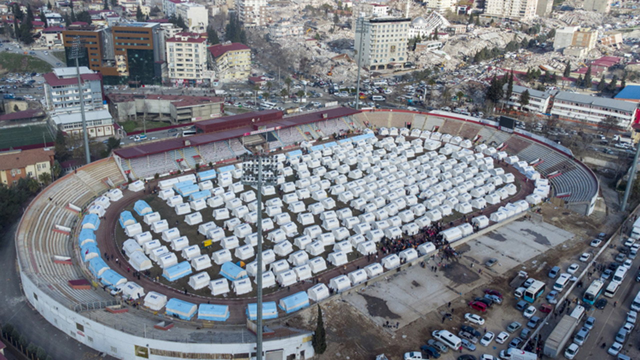 AFAD deprem bölgesine 70 bin çadır kurdu