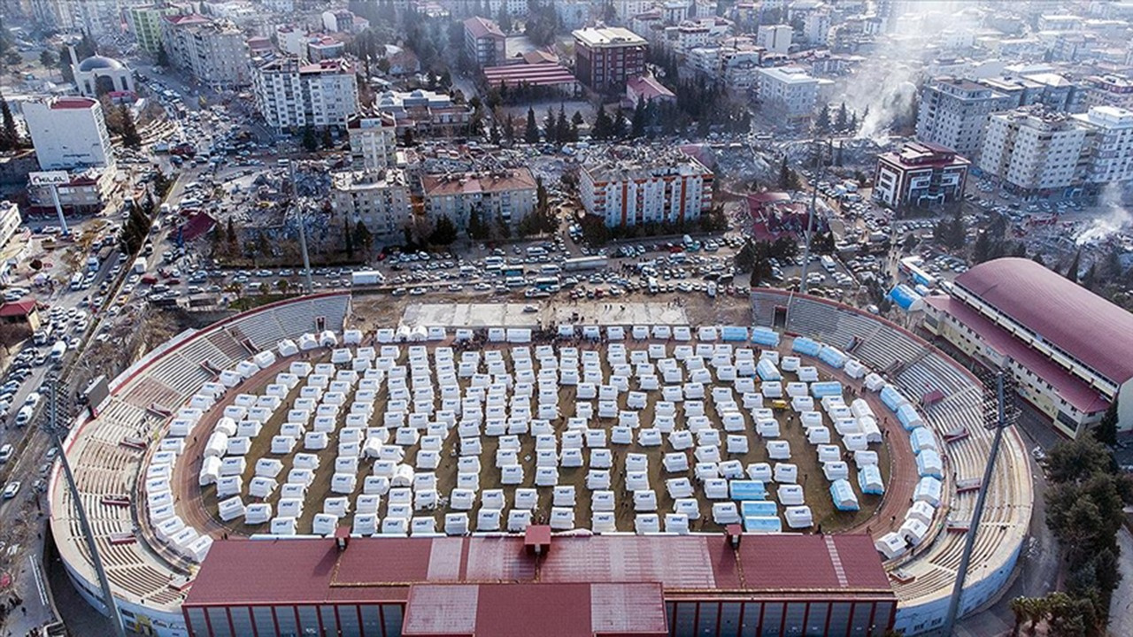 AFAD deprem bölgesine 70 bin çadır kurdu