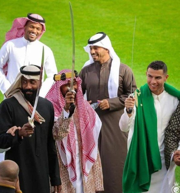 Ronaldo'yu kılıçla görenler şaşırdı - Sayfa 9