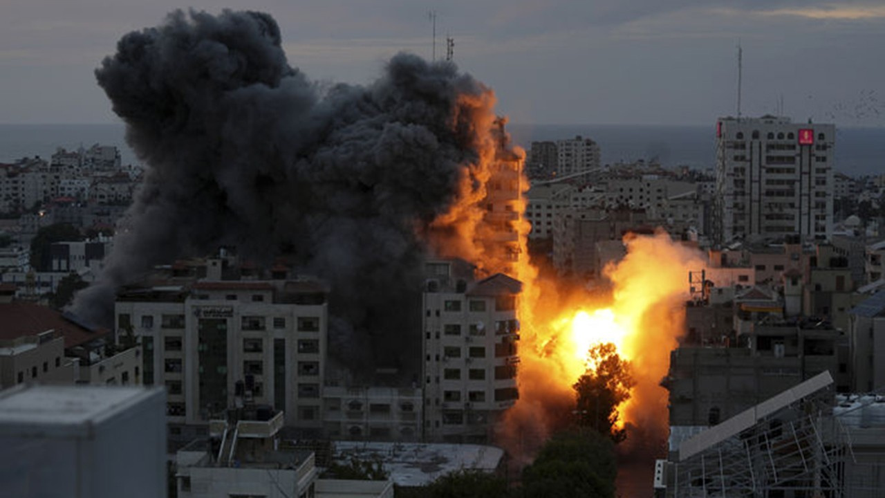 İsrail hastaneye saldırdı, en az 500 ölü var