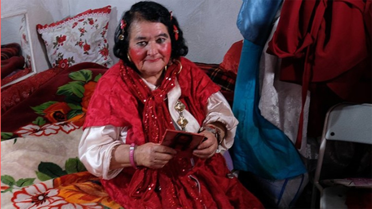 Sultan Özcan kimdir nerelidir? Kırmızı giyinen kadın Sultan Özcan'ın hayat hikayesi gerçek mi?