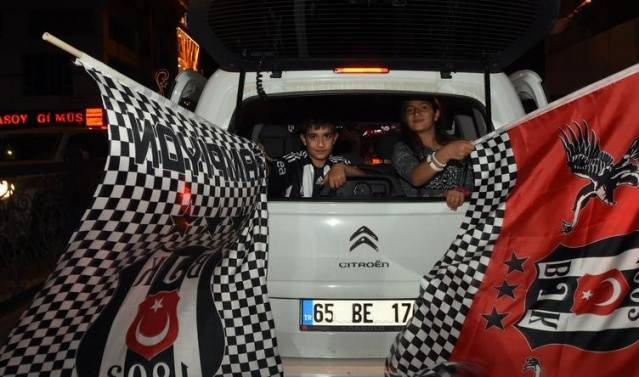 Beşiktaşlılar şampiyonluğu böyle kutladı - Sayfa 4