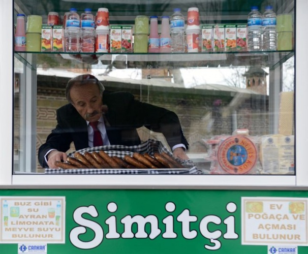 Takım elbiseli kravatlı simitçi - Sayfa 3
