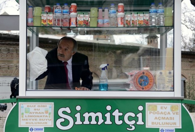 Takım elbiseli kravatlı simitçi - Sayfa 4