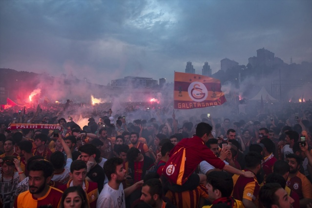 Galatasaray taraftarlarının şampiyonluk kutlamaları - Sayfa 4