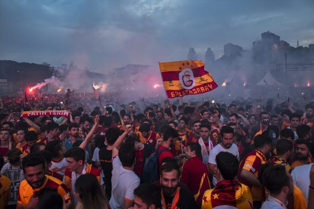 Galatasaray taraftarlarının şampiyonluk kutlamaları - Sayfa 1