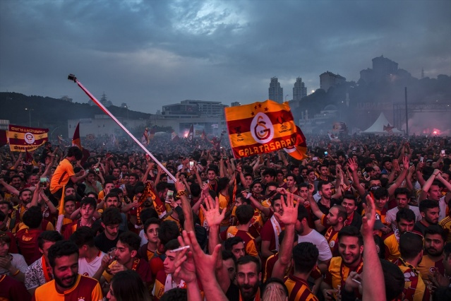 Galatasaray taraftarlarının şampiyonluk kutlamaları - Sayfa 2