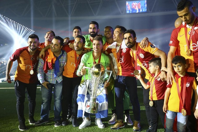 Galatasaray şampiyonluk kutlamalarından renkli kareler - Sayfa 4