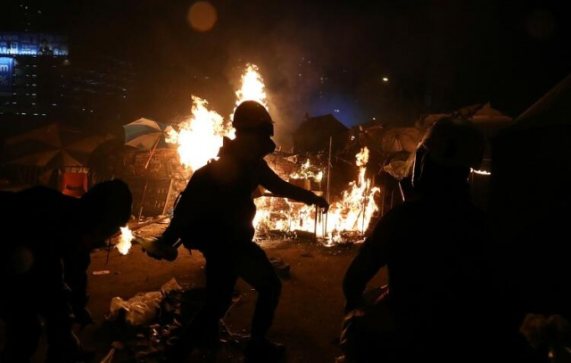 Ellerinde ABD bayraklarıyla polise okla saldırıyorlar - Sayfa 14