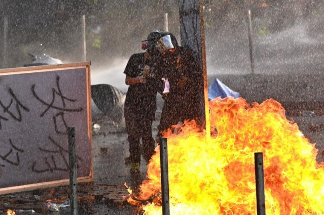 Ellerinde ABD bayraklarıyla polise okla saldırıyorlar - Sayfa 5