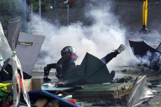 Ellerinde ABD bayraklarıyla polise okla saldırıyorlar - Sayfa 7