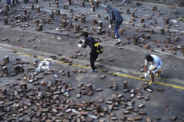 Ellerinde ABD bayraklarıyla polise okla saldırıyorlar - Sayfa 19