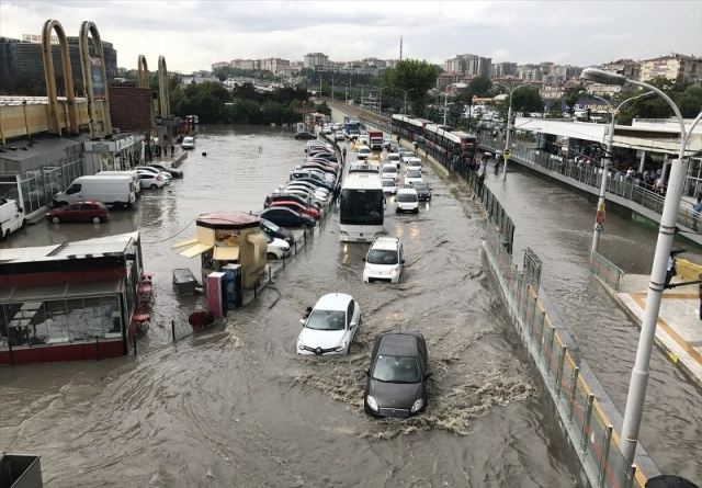 İstanbul'da sağanak yağış sellere neden oldu - Sayfa 2