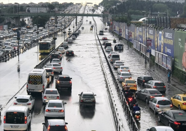 İstanbul'da sağanak yağış sellere neden oldu - Sayfa 4